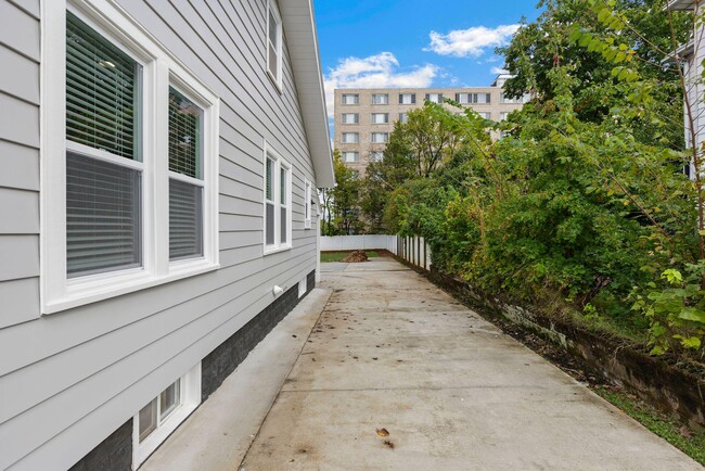 Building Photo - 6011 44th Ave