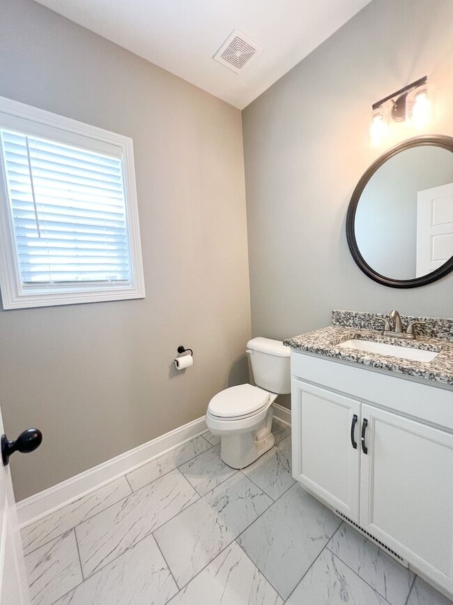 Building Photo - 5 Bedroom 2 1/2 Bathroom Home
