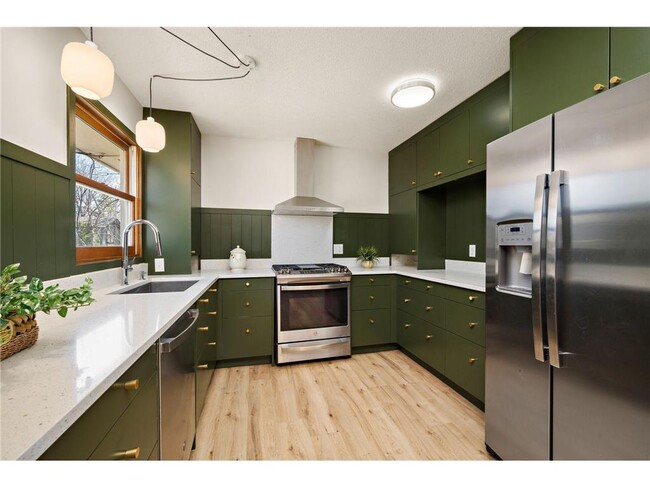 Building Photo - 953 Redwood Dr