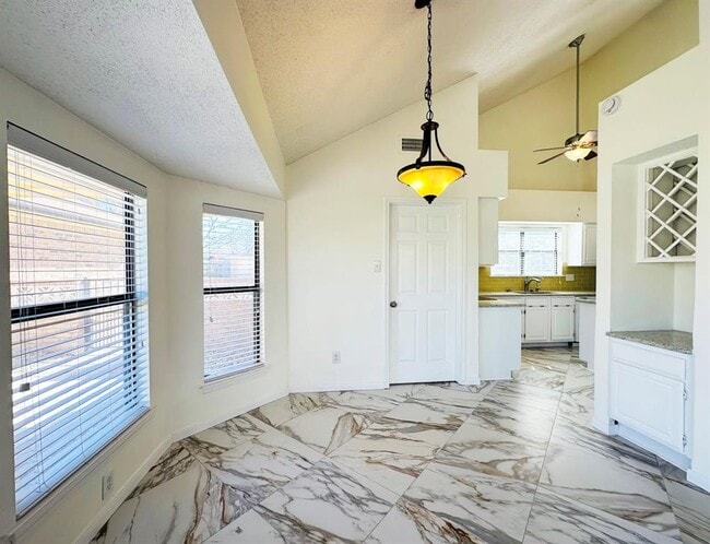 Building Photo - 306 Applewood Dr