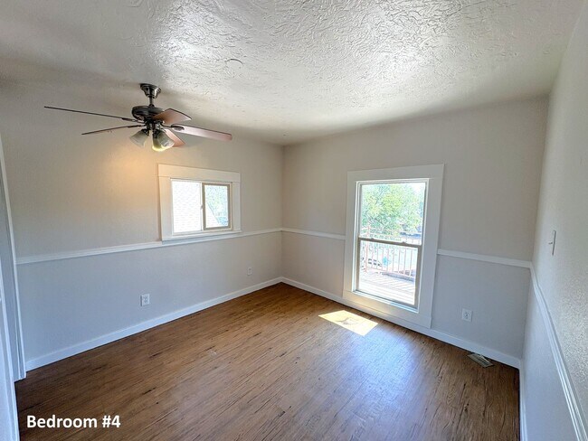 Building Photo - 1529 10th Ave