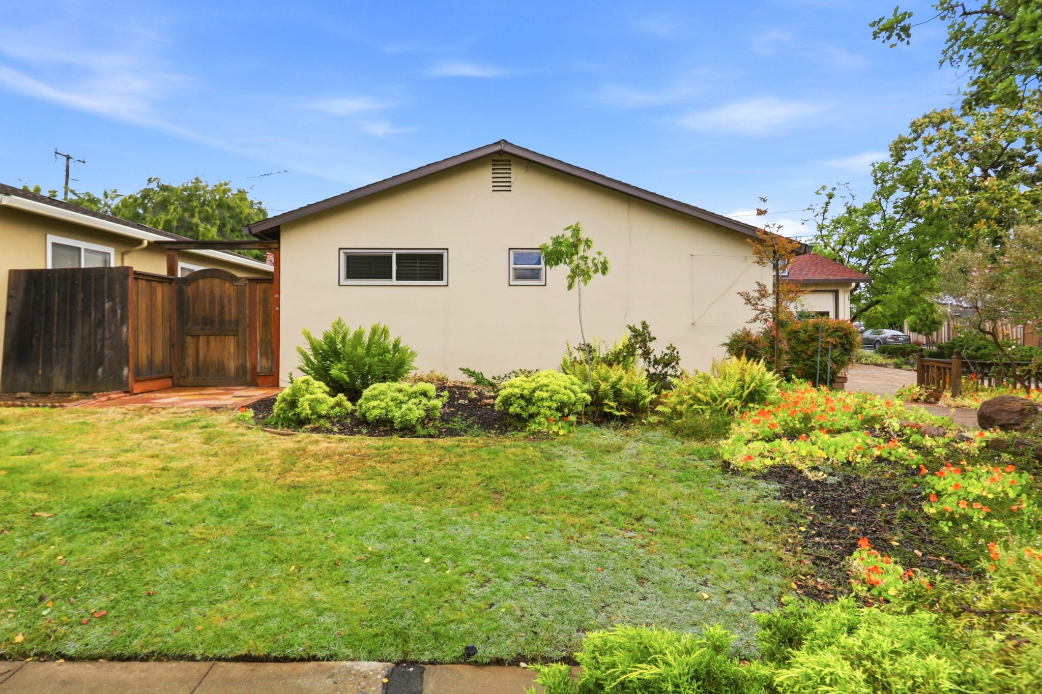 Building Photo - 927 Lorne Way