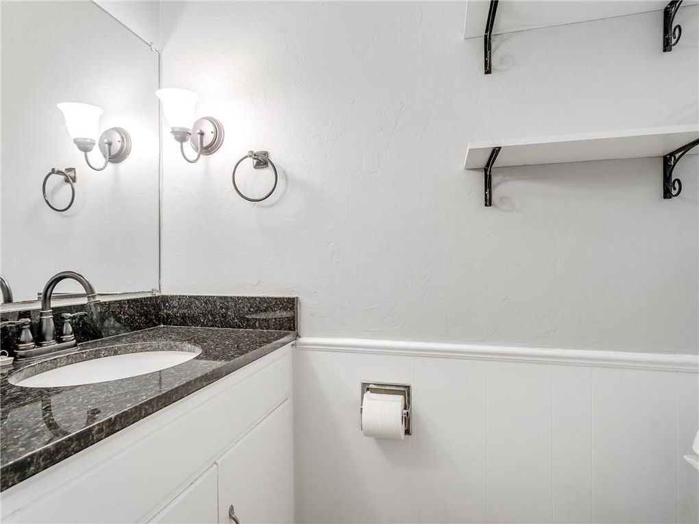 Building Photo - 2215 Beverly Hills St