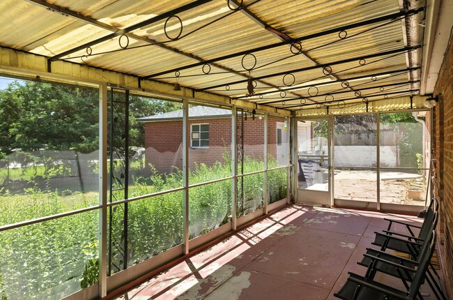 Building Photo - 3 Bedroom / 2 Bathroom Home With Large Bac...