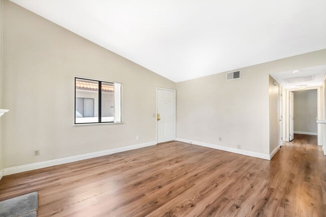 Building Photo - 2 Bedroom Condo!