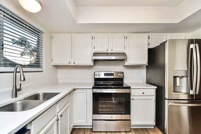 Building Photo - 1417 S Lynx Dr