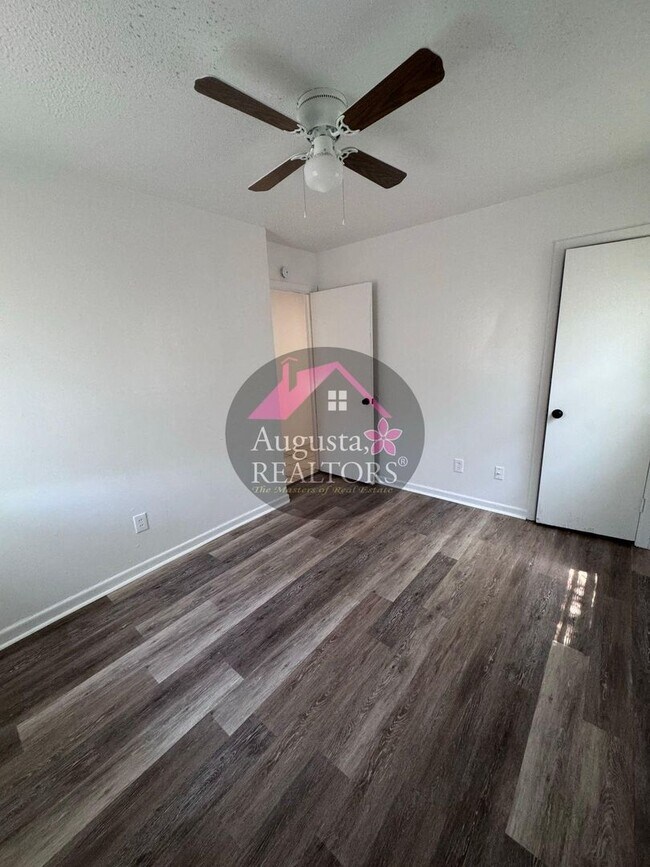 Building Photo - 966 N La Salle Dr