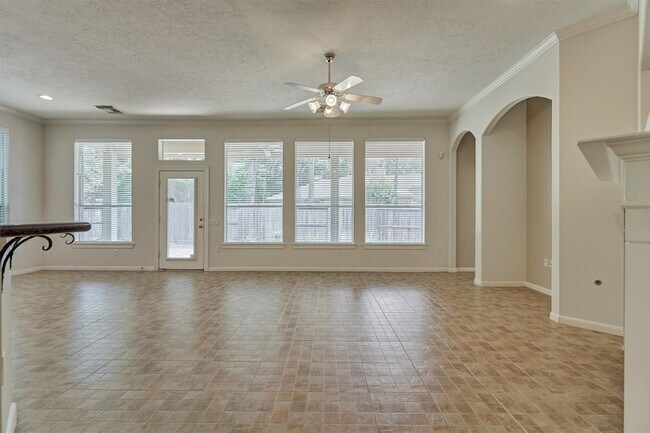 Building Photo - 118 Robindale Cir