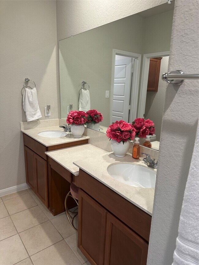 Building Photo - 1617 Darwin Cedar Dr