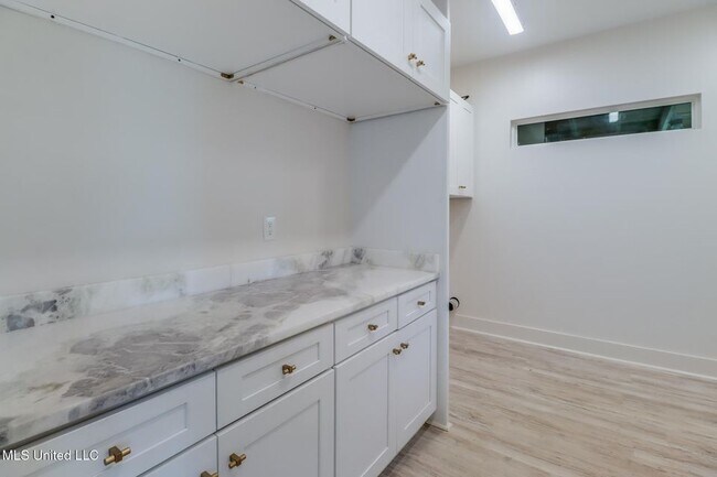 Building Photo - 238 Lovers Ln