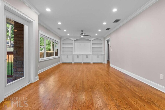 Building Photo - 1841 Gainsborough Dr