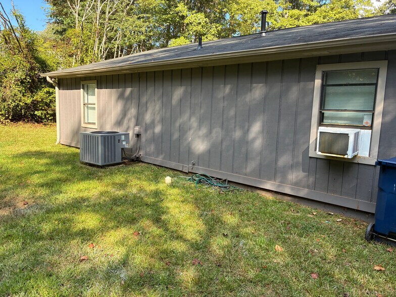 Building Photo - Room in House on Feather Dr