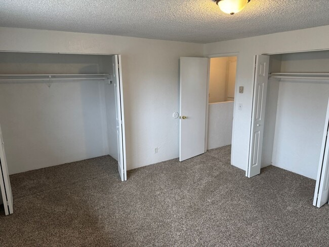 Building Photo - 2 bed 1 1/2 bath duplex in Springfield!