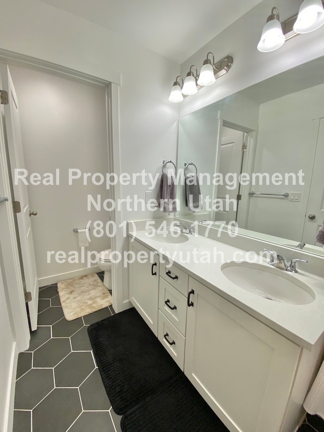Building Photo - 3 Bed 3.5 Bath Layton Townhome Coming Soon!