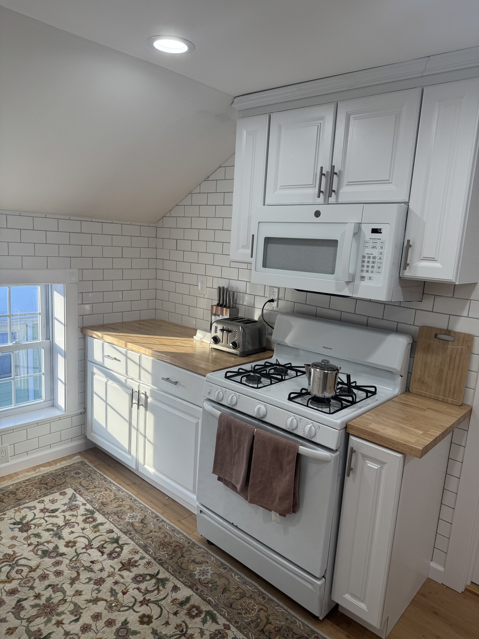 Kitchen Stove/Microwave - 9 W Center St