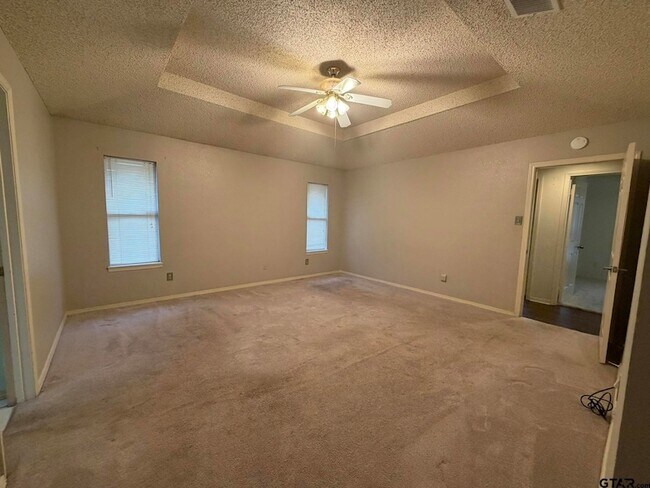 Building Photo - 2304 Deanna Ave