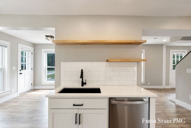 Building Photo - Modern Charm & Fresh Renovation Near River...