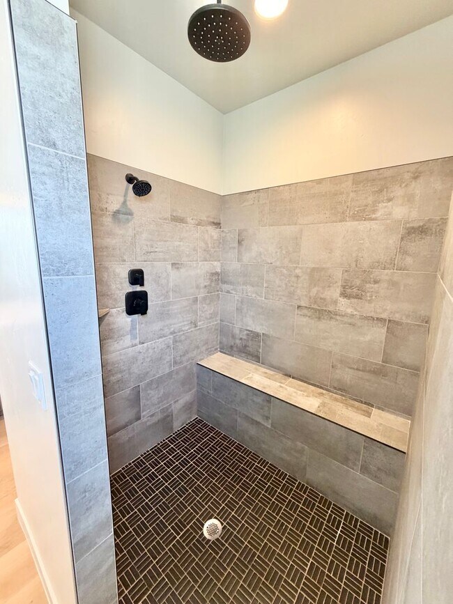 Building Photo - Beautiful Modern 5 Bedroom Home!! Furnished or Unfurnished option!!