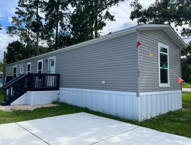 Primary Photo - 102 Eloise St