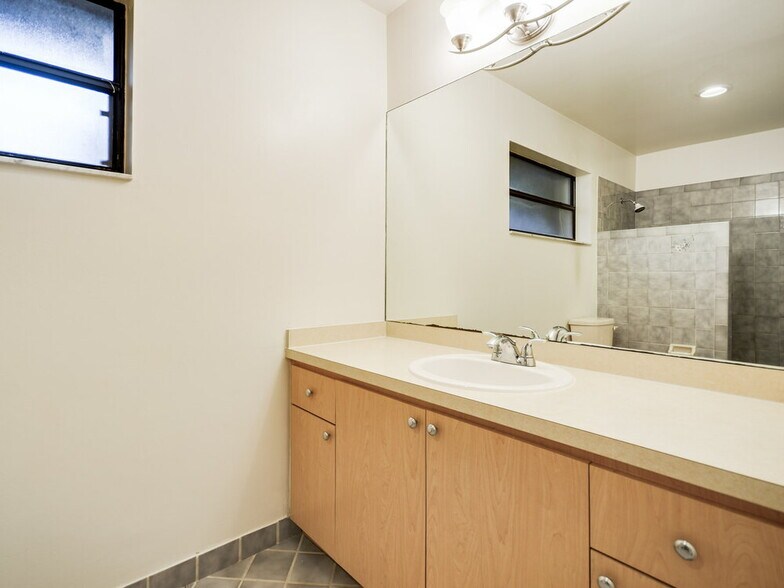 Building Photo - 14465 Larkspur Ln