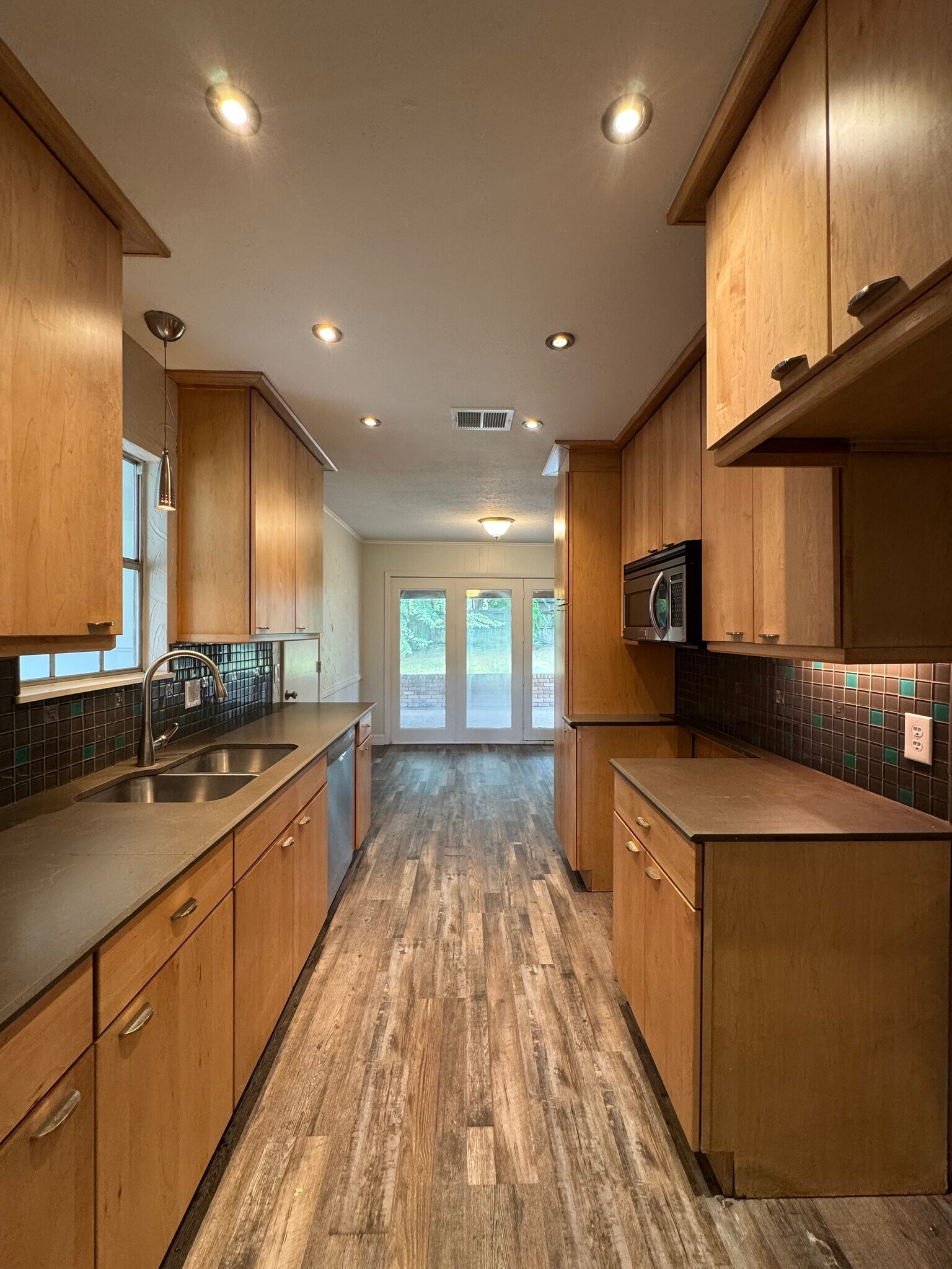 Building Photo - 302 Mobile Dr