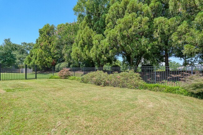 Building Photo - 210 Rivermill Ct