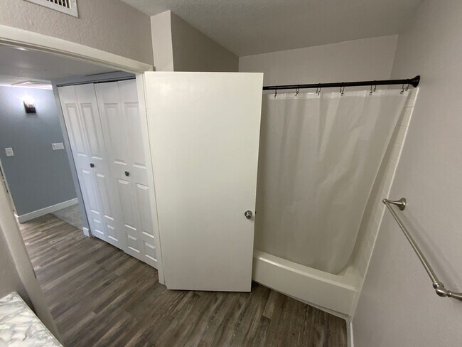 Building Photo - 2 Bed, 2 Bath, Condo with Pools, Fitness Center & Balcony located in Las Vegas, Nevada.