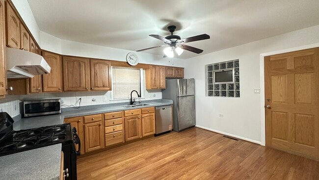 Building Photo - 2745 W Berwyn Ave