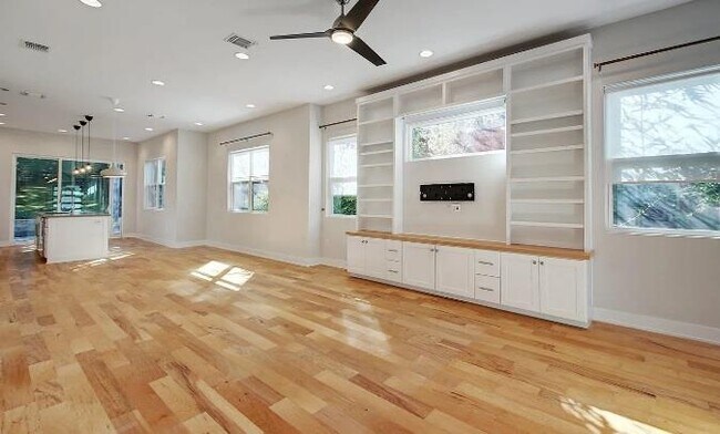 Building Photo - 1211 Cometa St