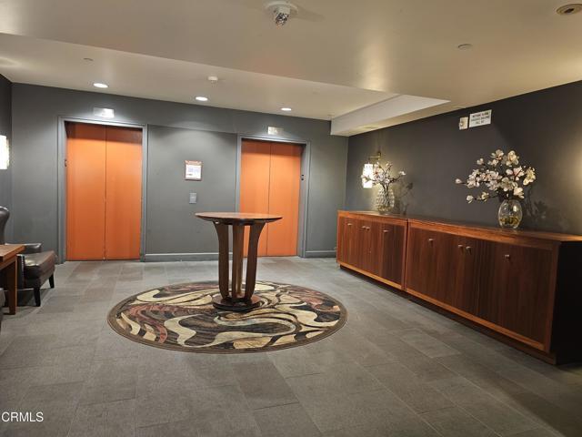 Building Photo - 3223 W 6th St