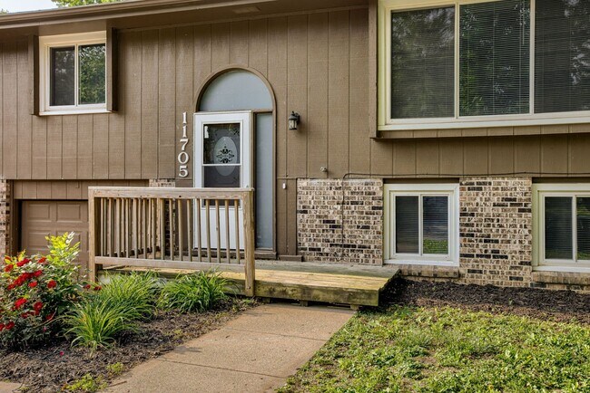 Building Photo - Spacious Split Entry with 2-Car Garage & Finished Basement!!