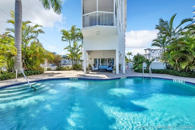 Building Photo - 720 Bayshore Dr