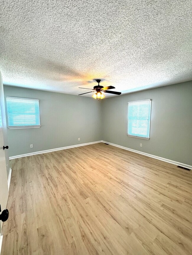Building Photo - Beautiful Home With Storage Building