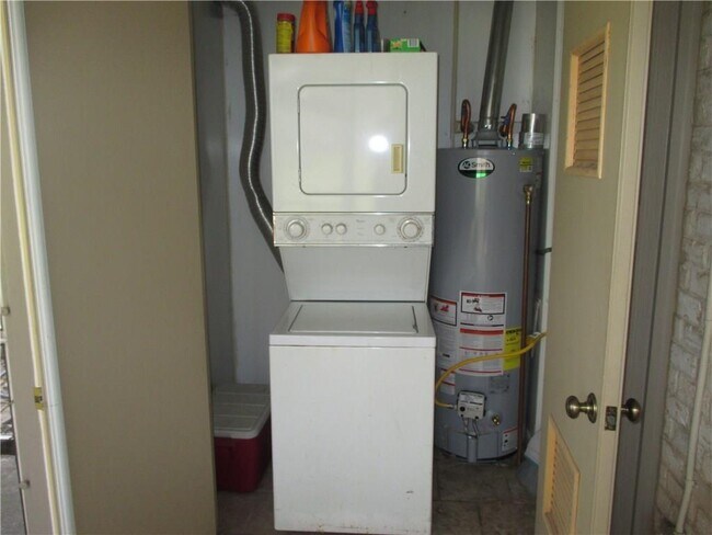 Building Photo - 2800 Westhill Dr