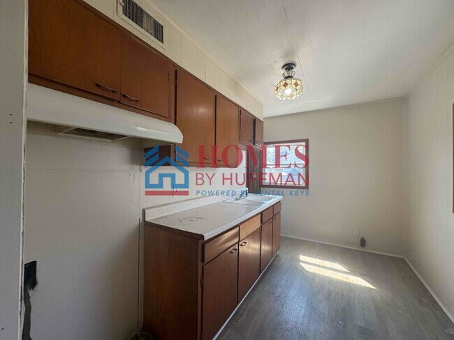 Building Photo - 3 Bedroom Home | 2 Car Detached Garage