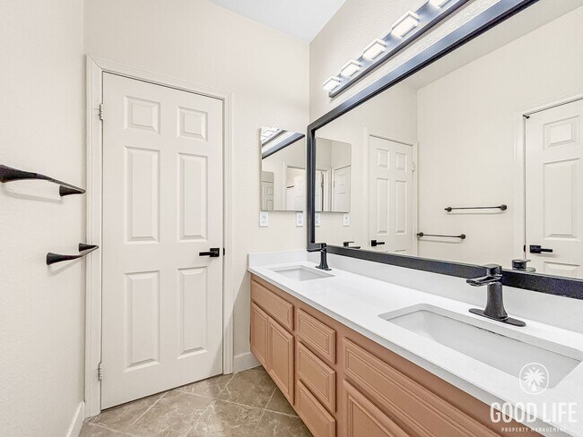 Building Photo - Stunning 3BD/2.5BA Townhouse in Eastlake W...