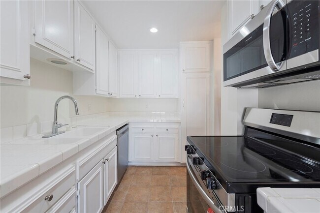 Building Photo - 6542 Ocean Crest Dr