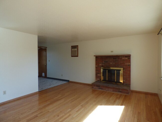 Building Photo - Adorable 3 bedroom, 1 bath in Longmont Estates, fenced back yard, 2 car garage