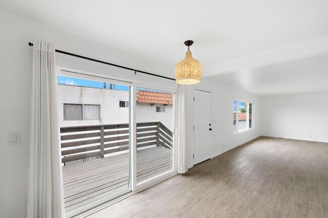 Building Photo - 219 Avenida Santa Barbara