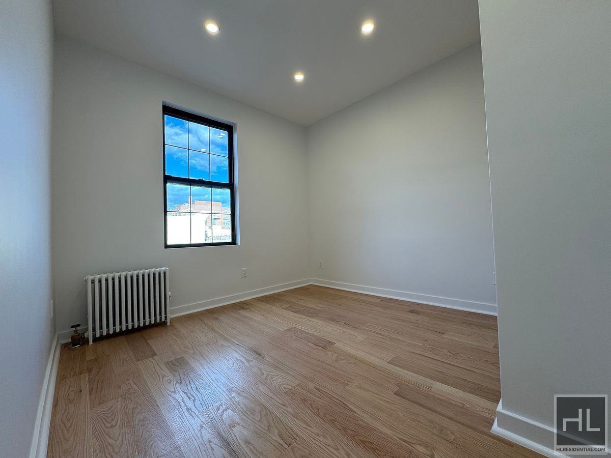 Building Photo - 31 AVENUE