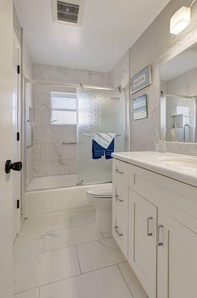 Building Photo - 14352 Amapola Dr