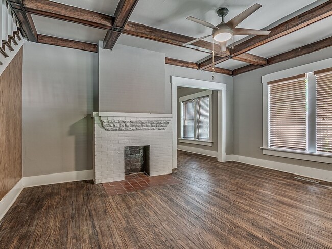 Building Photo - Charming Updated Mesta Park Duplex - New S...