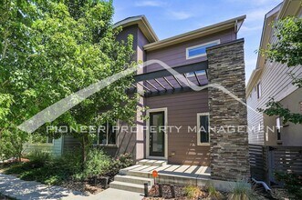 Building Photo - Gorgeous Home with Central AC and Washer/Dryer