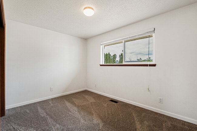 Building Photo - 4802 S 73rd St