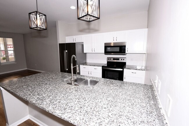 Building Photo - 4 Bed, 4.5 Bath in Rowandale