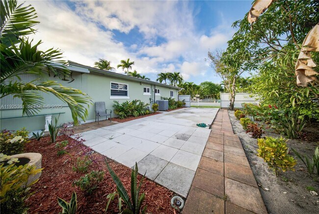 Building Photo - 300 NE 175th St