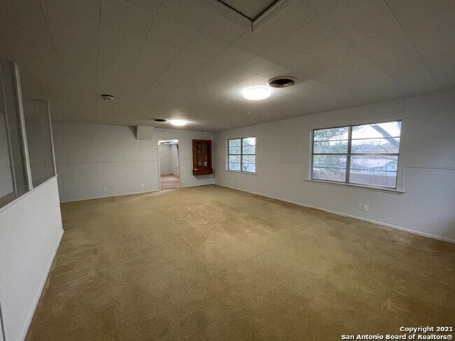 Building Photo - Unique 5BR/3B home in desirable Enchanted Forest on 1/4 acre