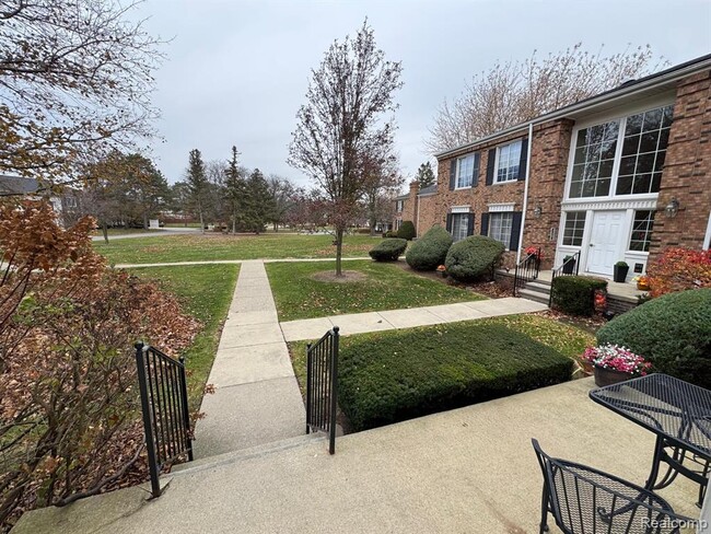 Building Photo - 587 E Fox Hills Dr