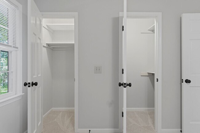 Building Photo - Charming Mount Pleasant Townhouse