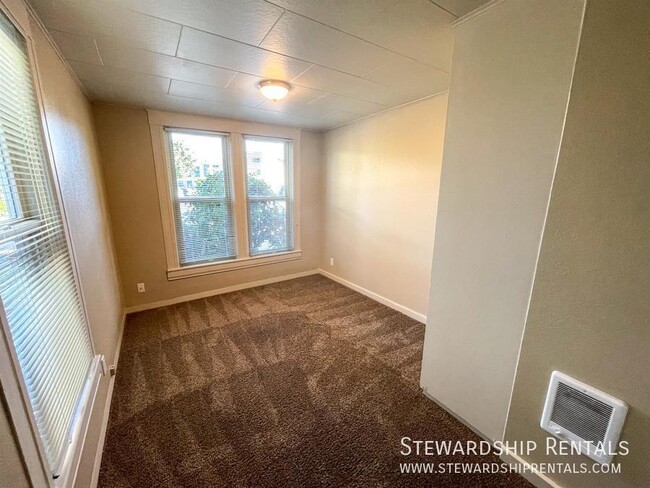 Building Photo - 3Bd/1B close to Campus and downtown!